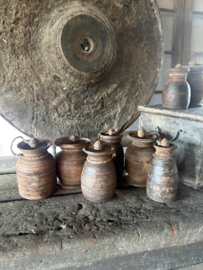Hele stoere originele oude Nepal potjes met grof jute touw en deksel landelijk stoer doorleefd