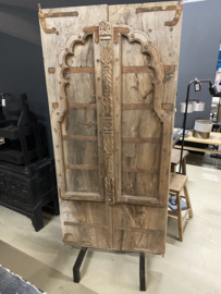 Stoere vergrijsd houten oude deur poort Luik op voet  standaard staand scherm kamerscherm Roomdivider  landelijk stoer industrieel urban
