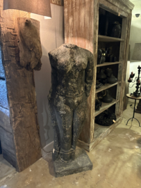 Groot verweerd stenen beeld torso buste vrouw 150 cm grijs steen landelijk