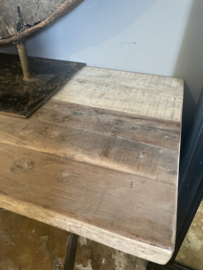 Stoer oud vergrijsd houten sidetable tafel bassano wastafel wastafelmeubel keukenblok kookeiland grove nerf dressoir sidetable werkbank bureau landelijk stoer robuust vergrijsd hout Buro bureau wandmeubel sideboard met metalen poten onderstel  industrieel