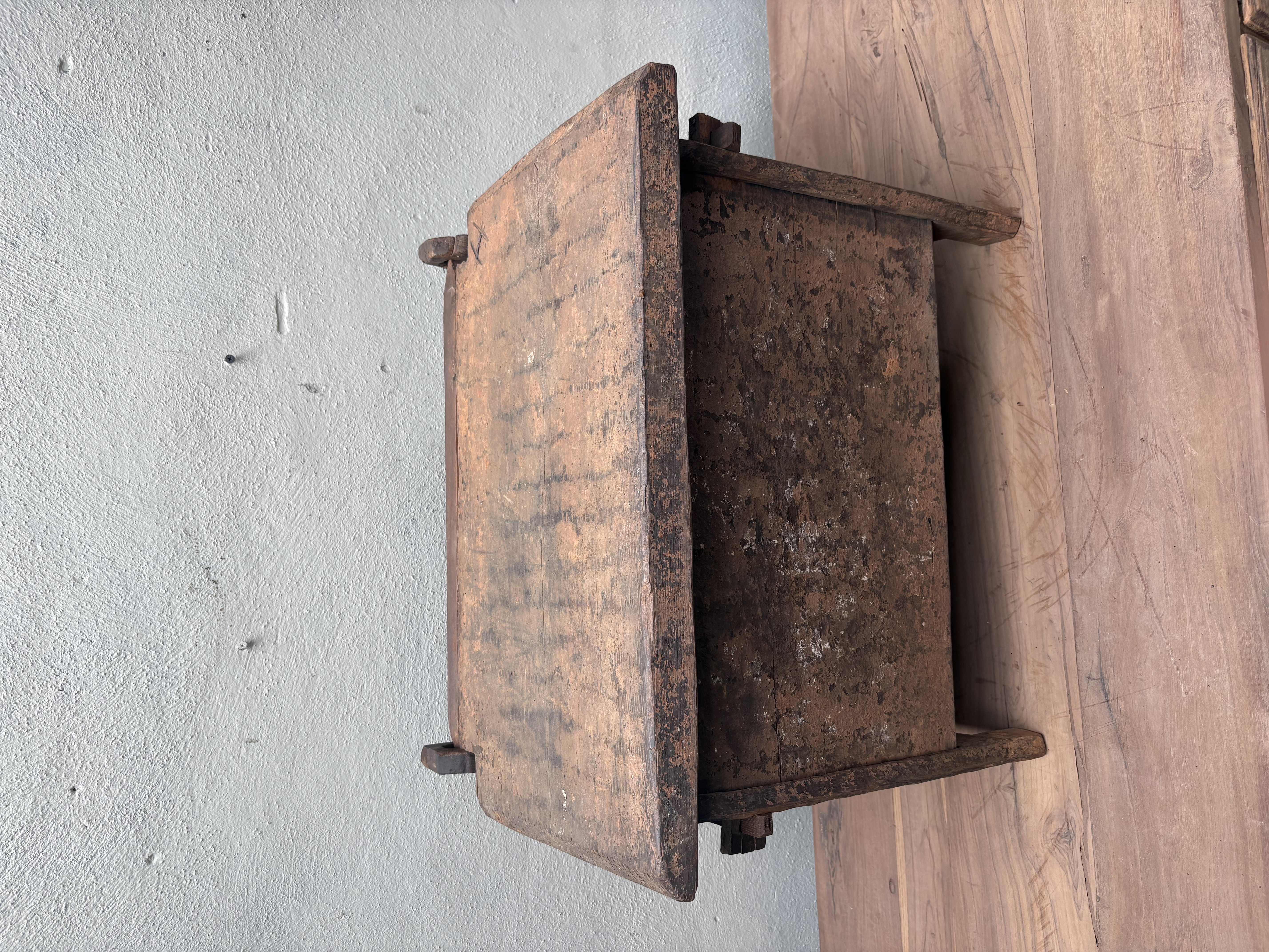 Stoere originele oude houten Himalaya kist kistje dekenkist landelijk klepbank nr 42