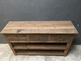 Stoer oud vergrijsd houten sidetable tafel bassano ladekast wastafel wastafelmeubel keukenblok kookeiland grove nerf dressoir sidetable werkbank bureau landelijk stoer robuust vergrijsd hout kookeiland keukeneiland wandmeubel 5 lades