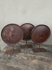 Oud metalen wiel op statief wieltje rond ornament roestbruin ornament op voetje industrieel stoer vintage landelijk