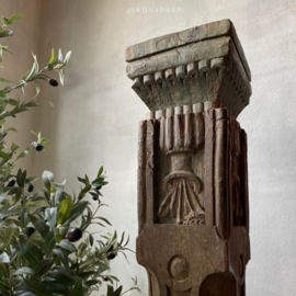 Oude houten zuil pilaar sokkel steunpakket pilaster balluster baluster ornament landelijk vintage paal