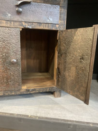 Stoer houten industrieel landelijk kastje met deurtjes kast ladenkast hout metaal ladenkastje nachtkastjes ladekast nachtkastje nachtkastjes