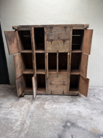 Grote oude doorleefd vergrijsd houten kast 151 x 65 x H169 cm locker Roomdivider kamerscherm grutterskast vakkenkast winkelkast sorteerkast postkast schoenenrek tafel salontafel  stoer landelijk industrieel vintage grijs bruin schoenenkast sorteer kast
