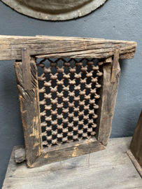 Prachtig oud doorleefd vergrijsd houten raam venster jali wandpaneel wandornament hout metaal landelijk vintage industrieel