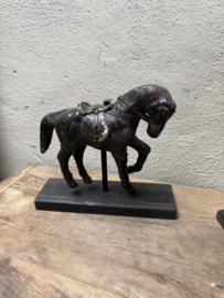 Brocante oude leren paardje op voet standaard beeldje paard horse vintage