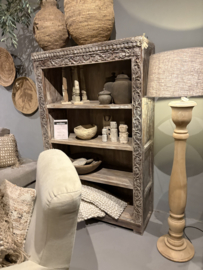 Oude vergrijsd houten boekenkast kast legplanken landelijk sober winkelkast