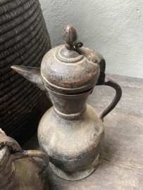 Authentieke oude metalen schenkkan wijnkan vintage landelijk kan vaas