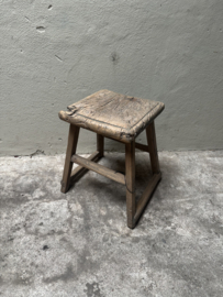 Oude vergrijsd doorleefd houten bijzettafel kruk elmwood nr 15 krukje tafeltje tafel landelijk stoer robuust grof hout nerf