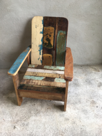 Stoer oud houten kinderstoeltje stoeltje armleuningen sloophout fauteuil lounge zitstoel  landelijk doorleefd vergrijsd vintage hout sloophout