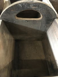 Oude vergrijsd doorleefd houten graanbak trog boerenbak mangelbak mand schaal magelbak landelijk vergrijsd