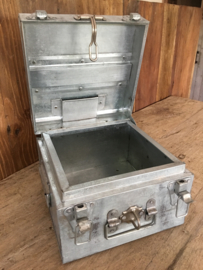 Metalen koffer kist luitcase metaal ijzer industrieel vintage landelijk klein kistje small