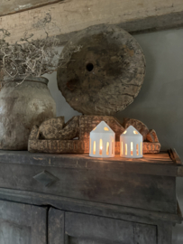Witte stenen theelichthouder Tealight holder leeff light house Lynn small huisje H13,7 x D9,5 cm wit white