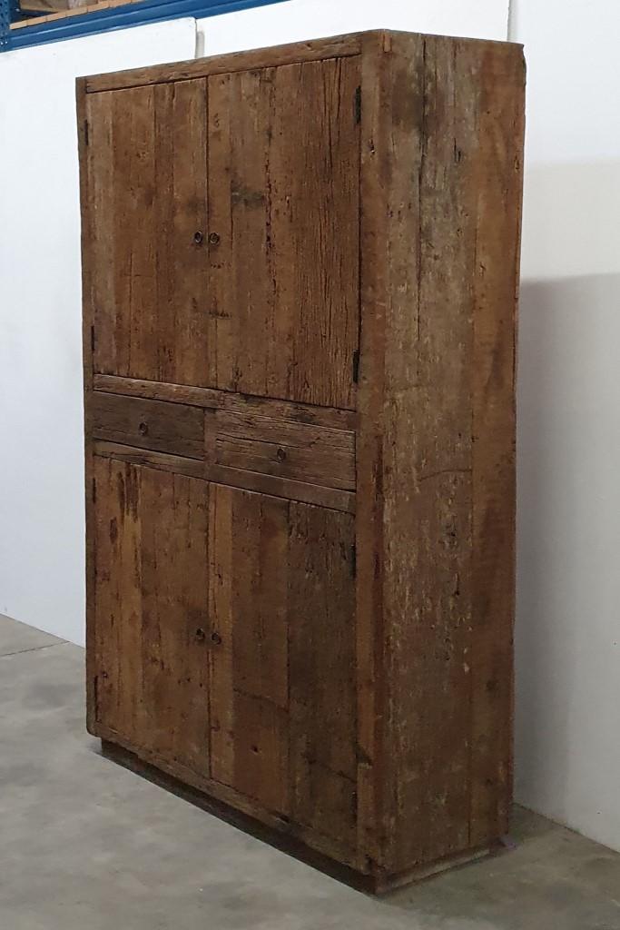 Grote oud grof  houten kast 110x40x H220cm Railway truckwood landelijk vergrijsde deurtjes lades laatje industrieel metalen greepje beslag