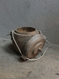 Oude houten pot trommel lunchbox met deksel aan grof jute touw landelijk stoer