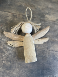 Leuke vergrijsd houten engel engeltje beschermengeltje aan jute koord kerst kerstbal kersthanger landelijk driftwood drijfhout