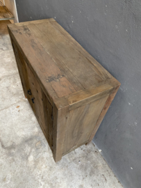 Oud stoer houten kastje kast dressoir 2 deurs 90 cm landelijk oud beslag ringen industrieel wastafelmeubel