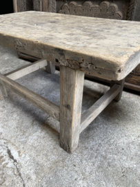 Oud vergrijsd doorleefd houten tafel tafeltje bijzettafel bijzettafeltje Salontafel landelijk stoer