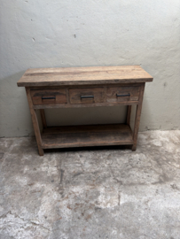 Stoer oud vergrijsd houten sidetable ladekast SEP wastafel wastafelmeubel keukenblok kookeiland