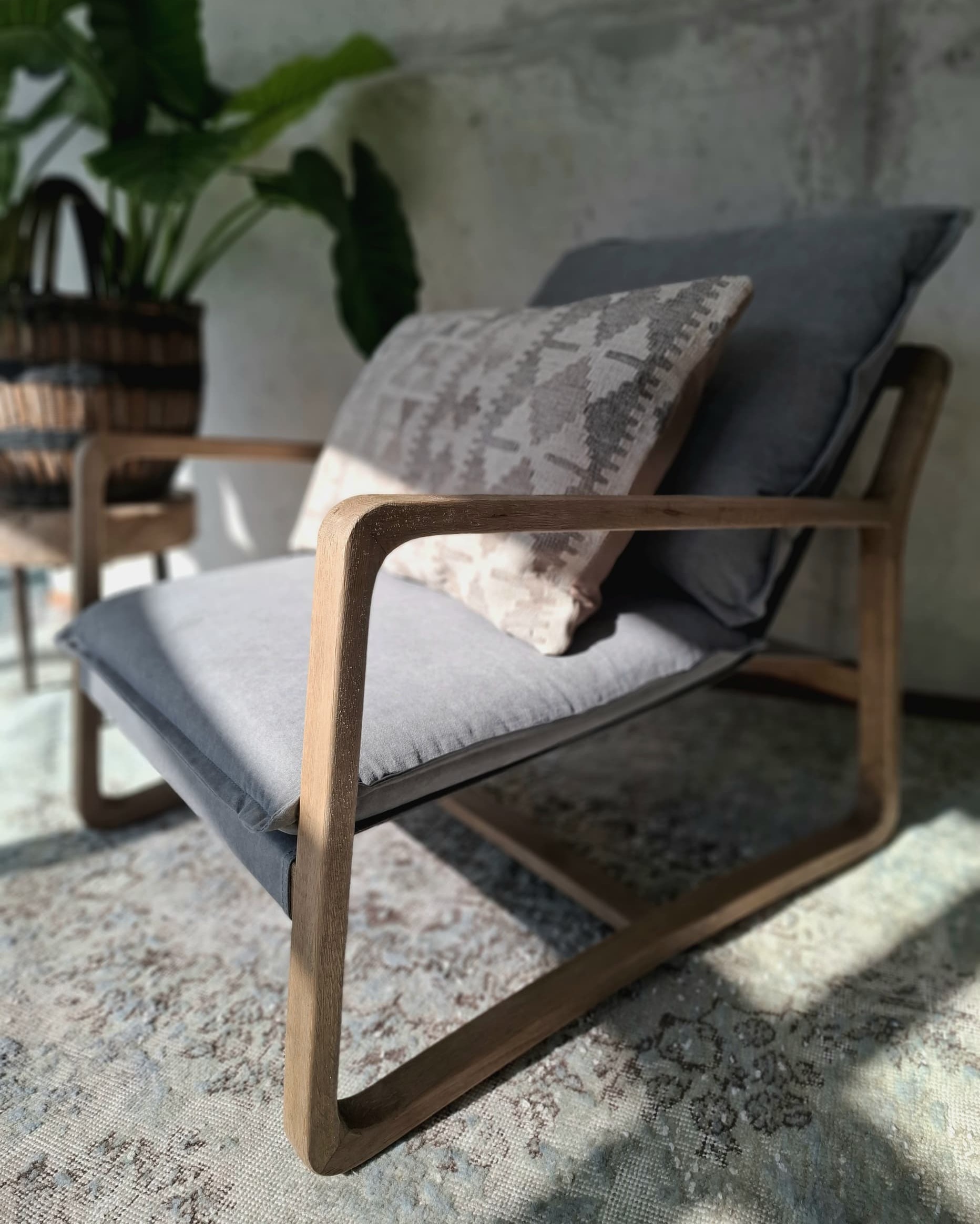 Gave fauteuil stoel lounge hout stof ( linnen ) light grey grijs landelijk sober modern mix