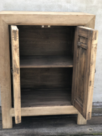 Prachtig oud vergrijsd houten 2 deurs kastje kast landelijk sober stoer dressoir