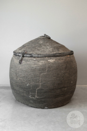 Prachtige unieke grote orginele oude grijze vergrijsde mand 90 cm doorsnede dessert basket met deksel landelijk stoer sober vintage uniek desert