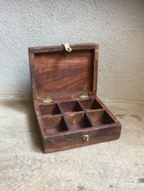 Stoere oude houten theedoos theekist theekistje theebox spicebox kruidendoos landelijk robuust oud hout