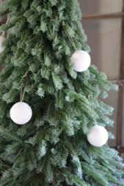 Stoere witte kerstballen kerstbal sneeuwbal aan jute koordje Odette Leeff wit 7 cm white white Christmas
