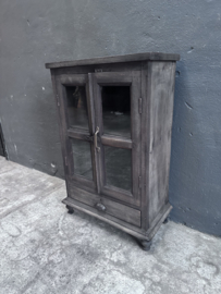 Prachtig oud vergrijsd doorleefd houten kastje vitrine vitrinekastje glaskastje landelijk stoer sober