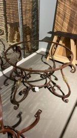 Prachtige grote houten ronde tafel teakhouten teakhout houten blad 160 cm smeedijzeren onderstel landelijk stoer industrieel
