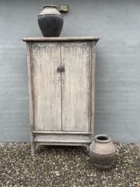 Prachtige grote vergrijsd houten 2deurs dichte kast linnenkast keukenkast boekenkast archief ordners landelijk sober