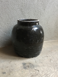 Zwarte stenen kruik zwart pot vaas sober vintage landelijk industrieel oud robuust boerenpot