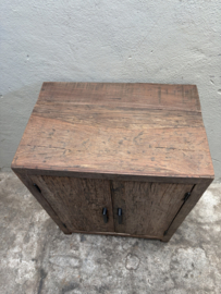 Vergrijsd houten 2 deurs dichte kastje legplanken landelijk SEP wastafel wasmeubel kastje stoer wastafel wastafelmeubel commode