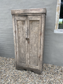Vergrijsd houten kast kastje 2 deurs halkastje legplanken vergrijsd origineel oudje landelijk stoer aura Peeperkorn sober