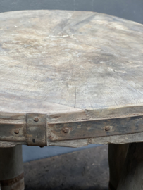 Hele stoere unieke grote grove vergrijsd houten tafel bijzettafel rustiek nostalgisch salontafel tafeltje bijzettafeltje wijntafel wijntafeltje metalen details landelijk stoer