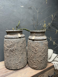Stoere vintage doorleefd vergrijsd versteende houten pot potten robuust gecementeerd grof oud landelijk urban doorleefd