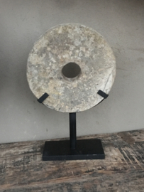 Oude ronde molensteen ornament rond  op standaard stone zandstenen grinder landelijk stoer industrieel