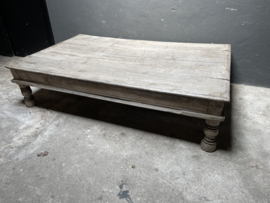 Prachtige grote oude vergrijsd doorleefde houten salontafel met veel grove nerf landelijk stoer robuust industrieel oude deur bed
