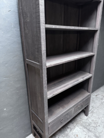 Grote oude vergrijsd houten kast legplanken winkelkast schoenenrek sober landelijk stoer groot hout vergrijsd beige boekenkast keukenkast