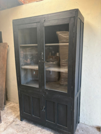 Stoere grote oude houten zwarte vitrinekast glaskast keukenkast servieskast landelijk vintage 215 x 121 x 54 cm