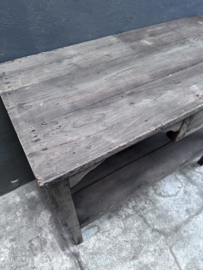 Vergrijsd houten tafel sidetable werkbank legplanken keukenblok kookeiland keukeneiland landelijk stoer wastafel wastafelmeubel commode dressoir sidetable keukenelement badkamer toilet wandmeubel landelijk stoer  uniek