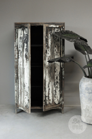 Hele gave grote oude houten sleetse 2 deurs kast met legplanken wit zwart doorleefd doorgeschuurd vintage boho Ibiza