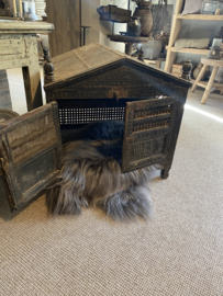 Uniek oud houten hondenmand hondenbed kennel vogelkooi  kippenhok katten poezenhuis India kastje huisje hondenhok kennel vintage hout en ijzer  landelijk  industrieel