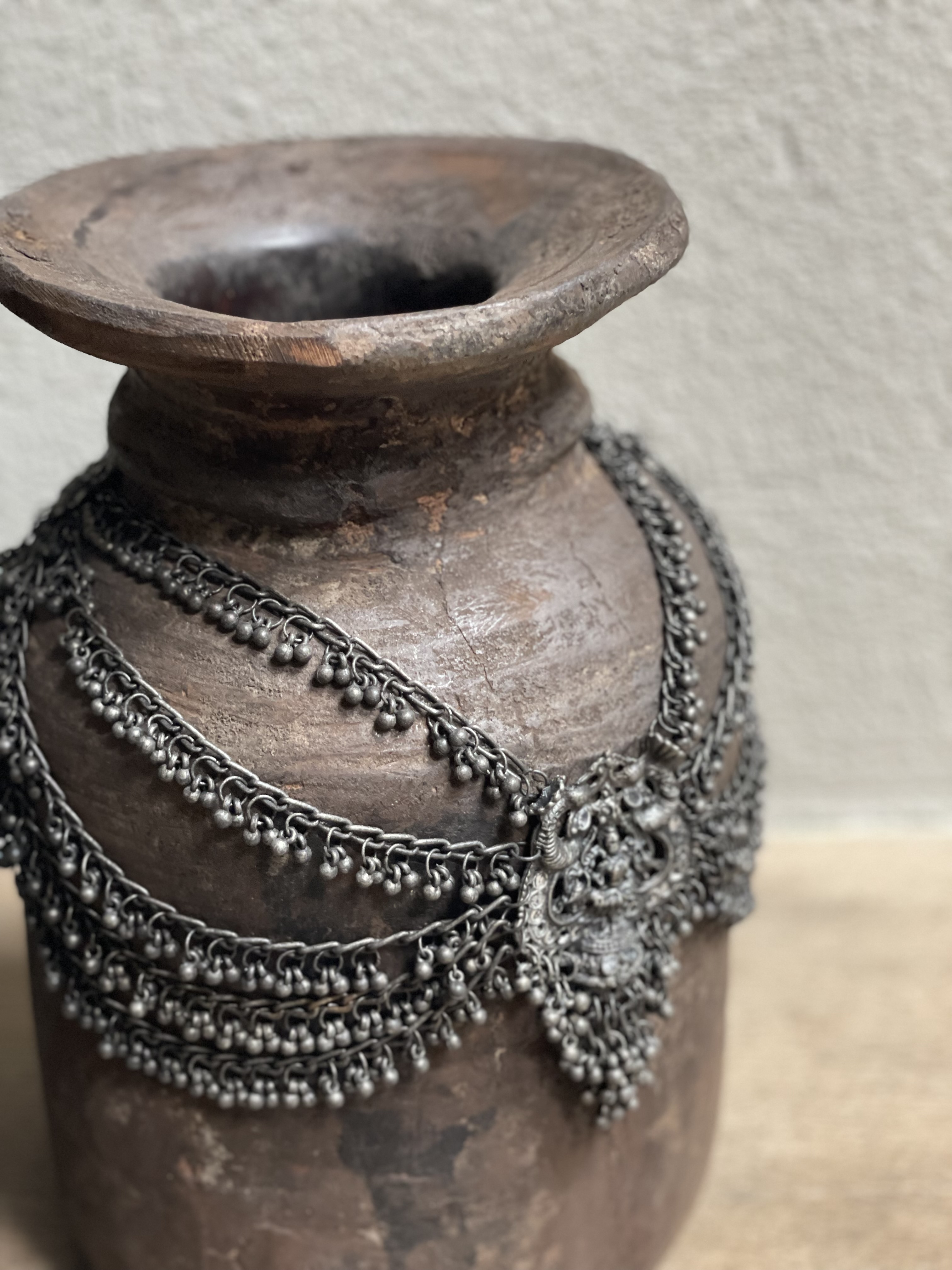 Prachtige oude houten Nepal pot nr.98 kruik vaas hout met metalen sieraad landelijk stoer shabby vintage