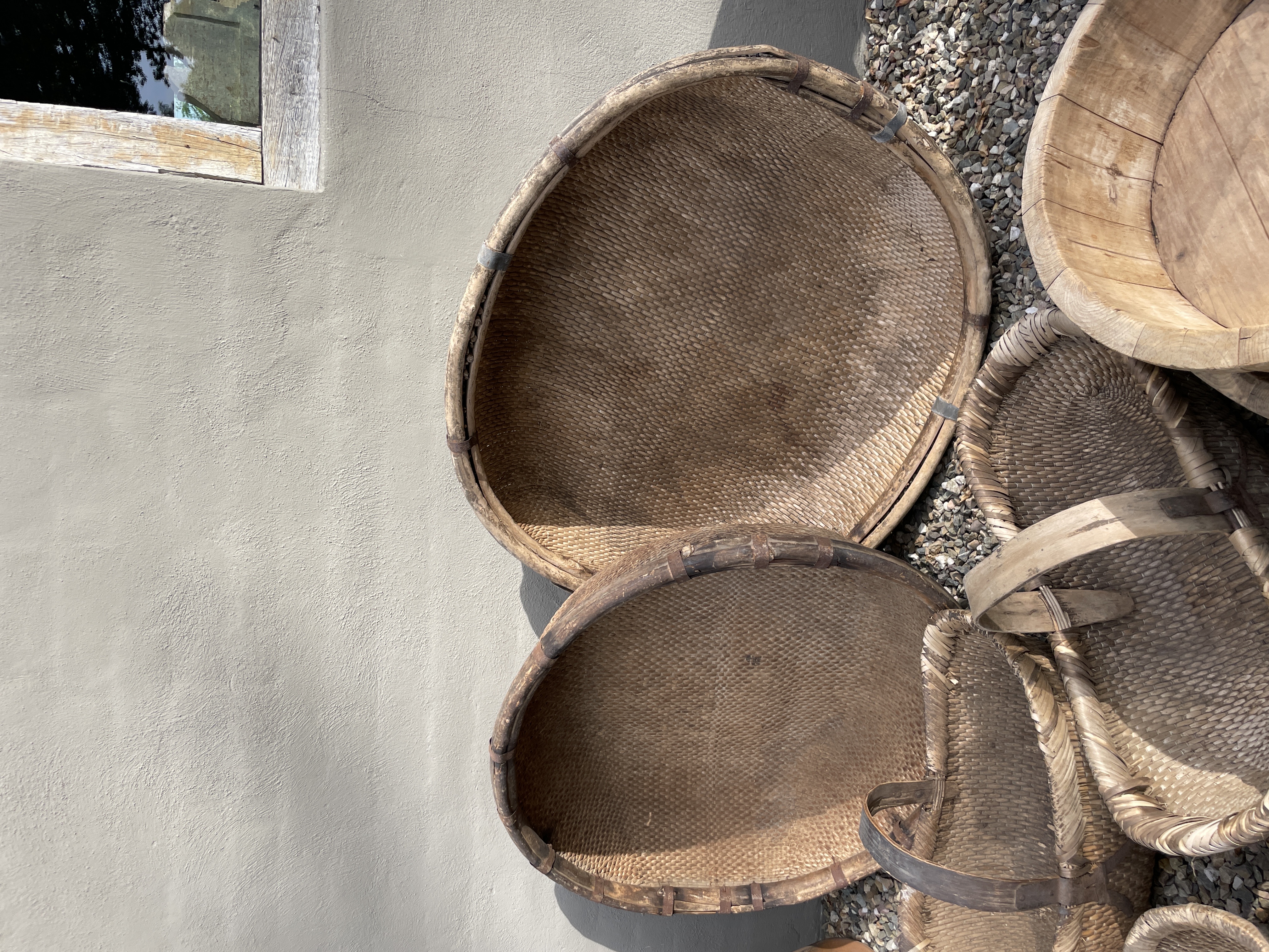 Gave grote ronde vergrijsde rieten rotan mand basket korf 85 cm landelijk sober