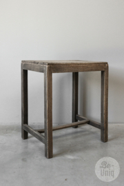 Oud vergrijsd houten tafel tafeltje tafeltjes  bijzettafeltje salontafel kindertafeltje school euro bureau landelijk stoer vintage