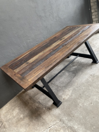 Stoere industriële tafel eettafel dining table zwart Gietijzer gietijzeren onderstel met houten blad 180 x 90 x H76 cm