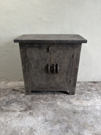 Oud vergrijsd houten kast kastje boerenkast aura Peeperkorn landelijk stoer robuust hout